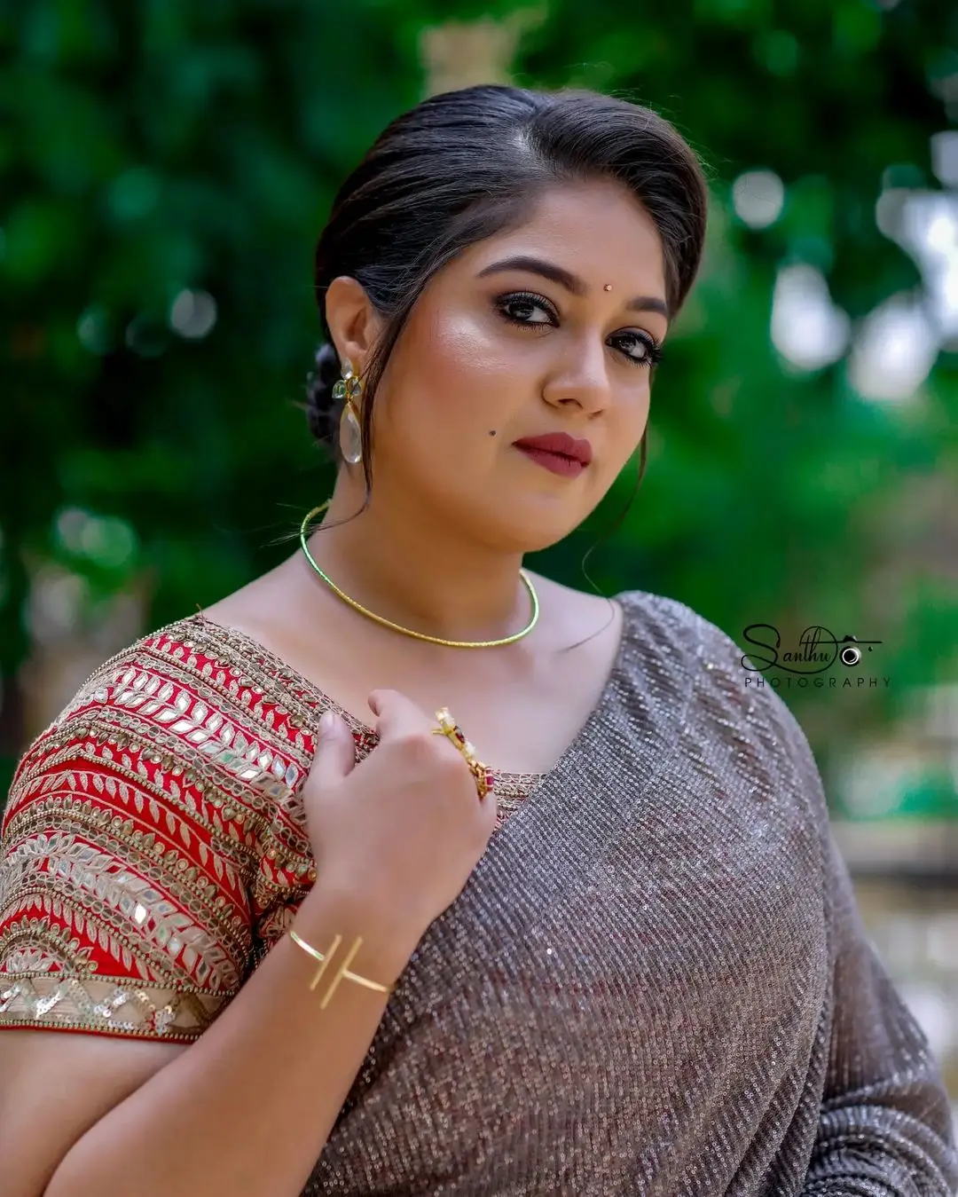 MEGHANA RAJ WEARING BEAUTIFUL EARRING JEWELLERY BLACK SAREE